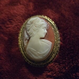 Vintague Elegant Gold and Cream Cameo Brooch